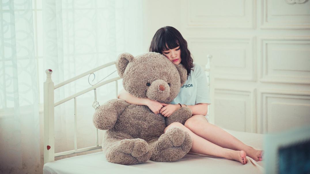A young girl hugs the stuffed bear on top of her bed. The one that her father gave her for her 10th birthday. How will she get over this homesickness?